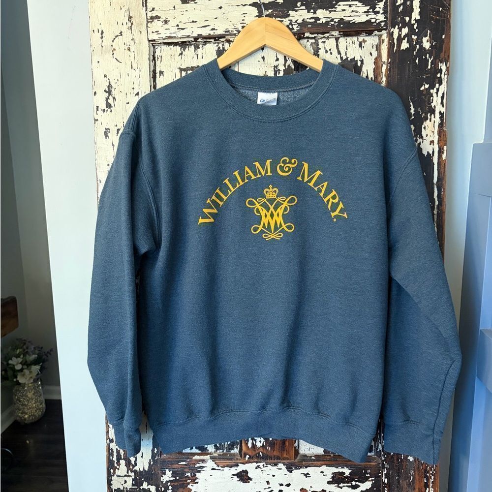 William & Mary Cypher Gray Sweatshirt. Size M. Virginia. Unisex.